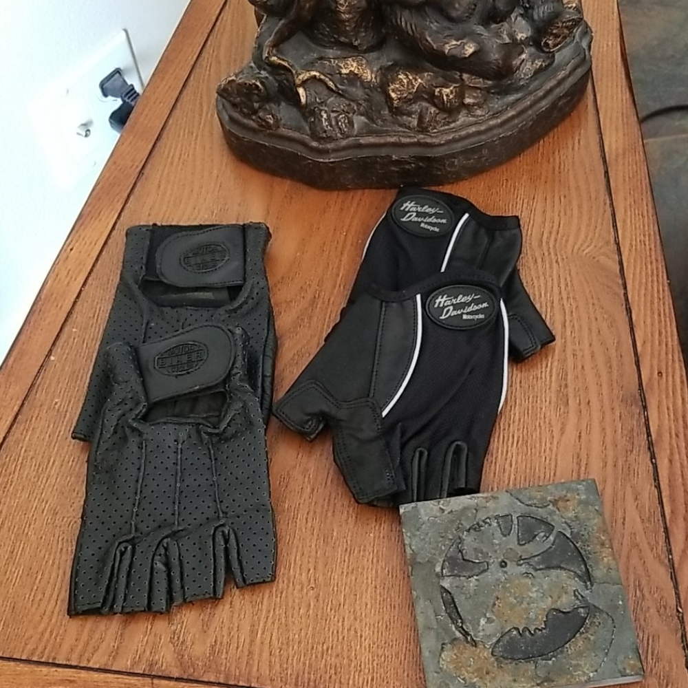 2 pair of cutoff riding gloves xs Womens